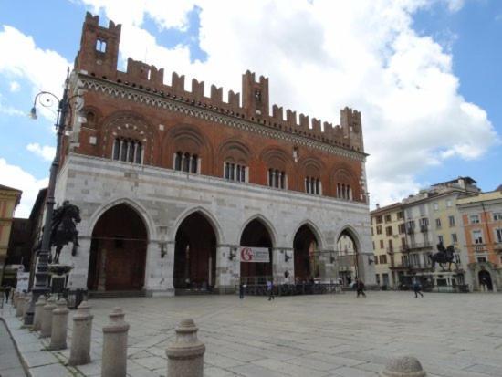Lu.Lu Suite And Rooms Piacenza Eksteriør billede